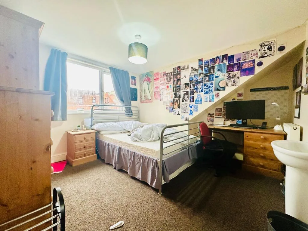 6 bedroom semi-detached house for rent