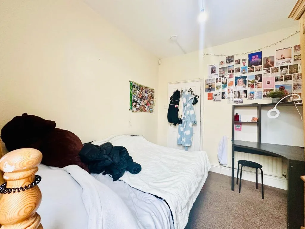 6 bedroom semi-detached house for rent