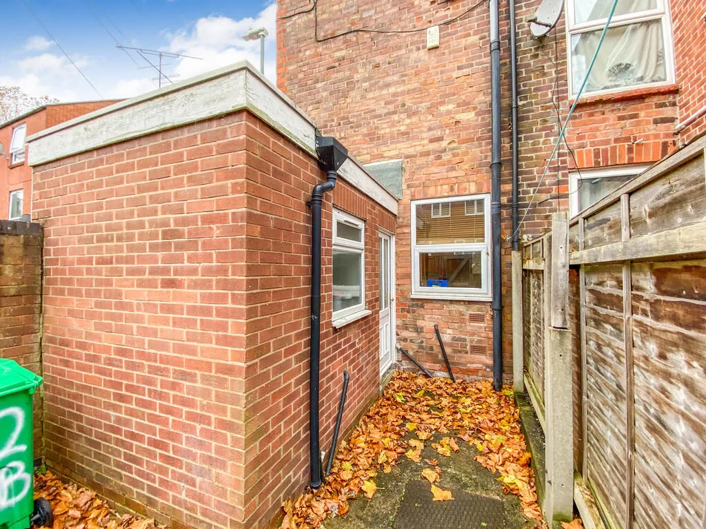 4 bedroom end of terrace house for rent