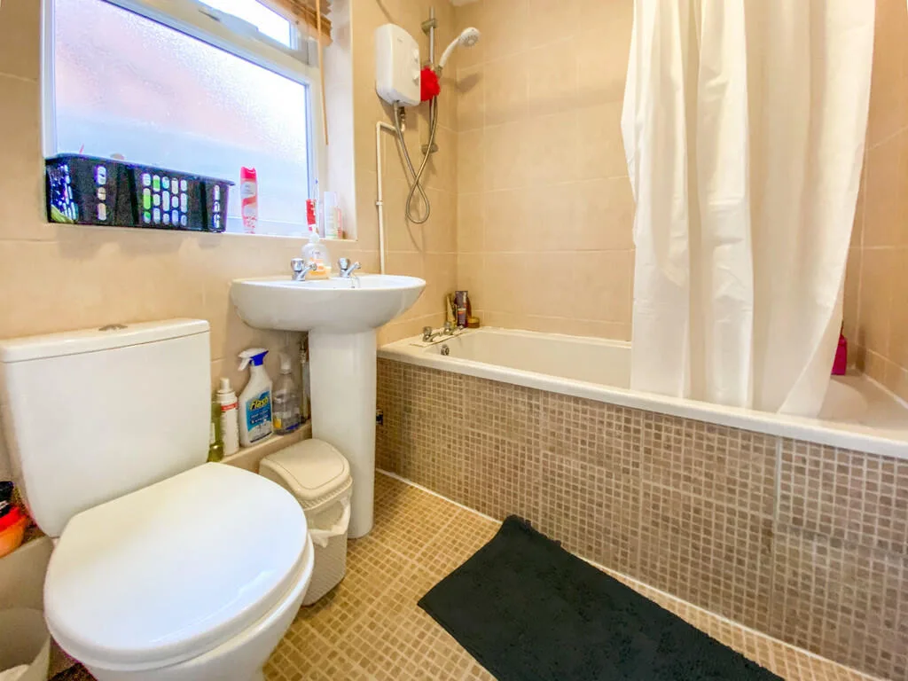 4 bedroom end of terrace house for rent