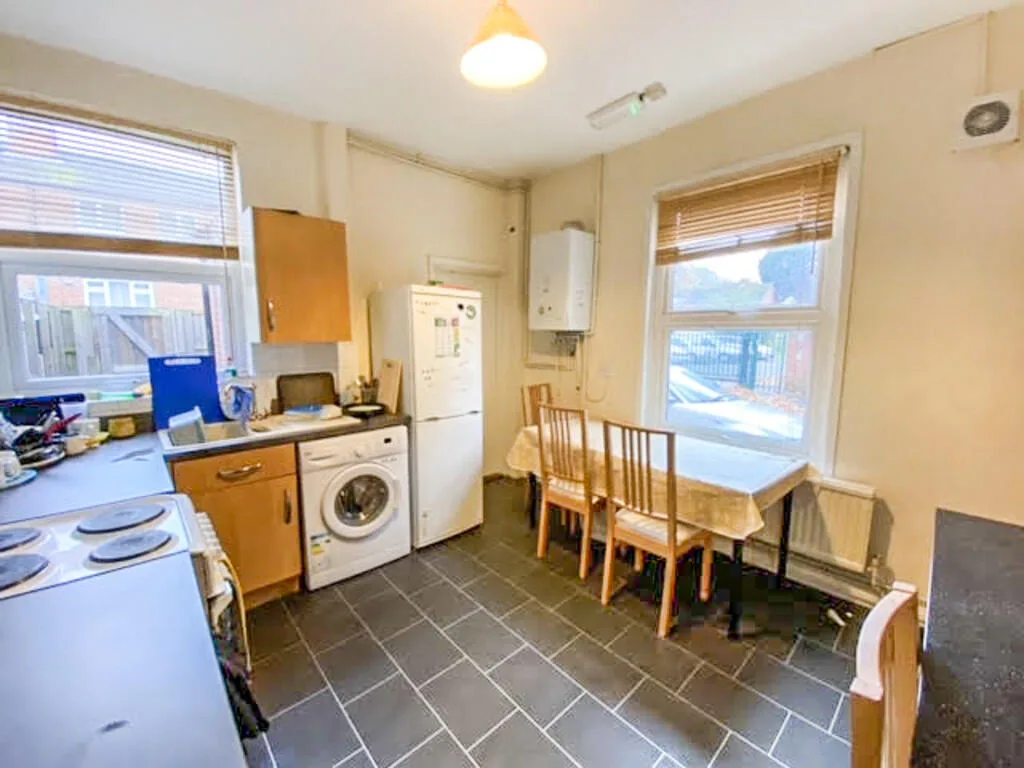 4 bedroom end of terrace house for rent
