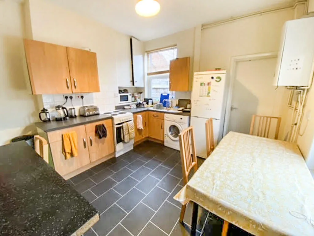 4 bedroom end of terrace house for rent