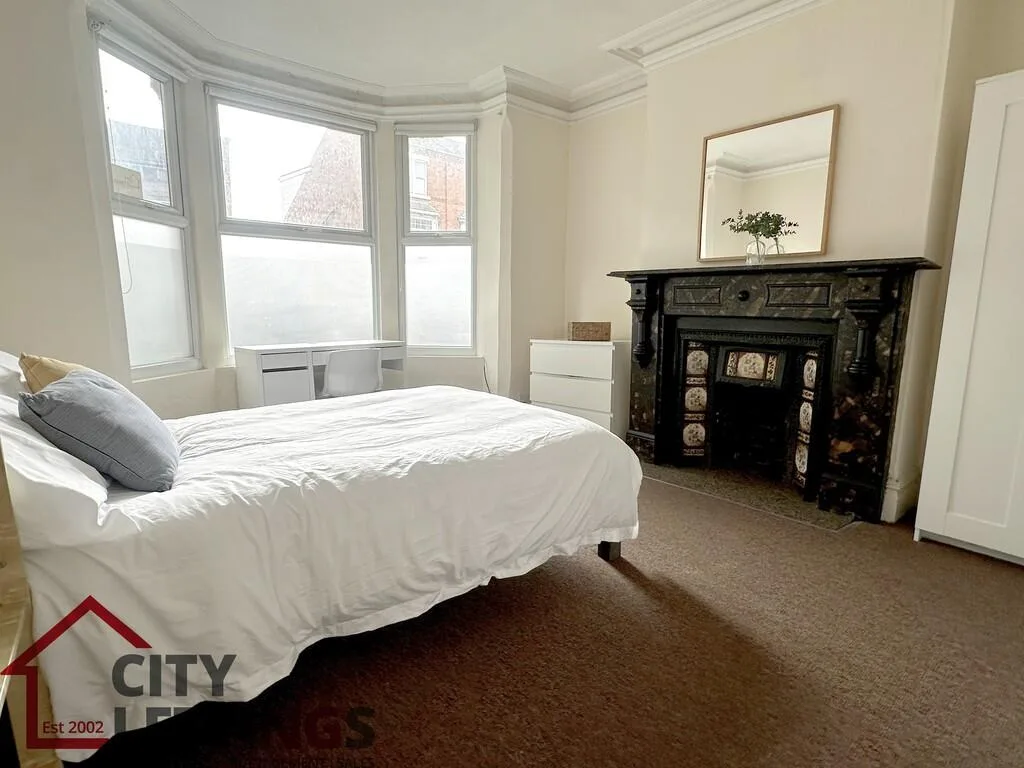 5 bedroom semi-detached house for rent
