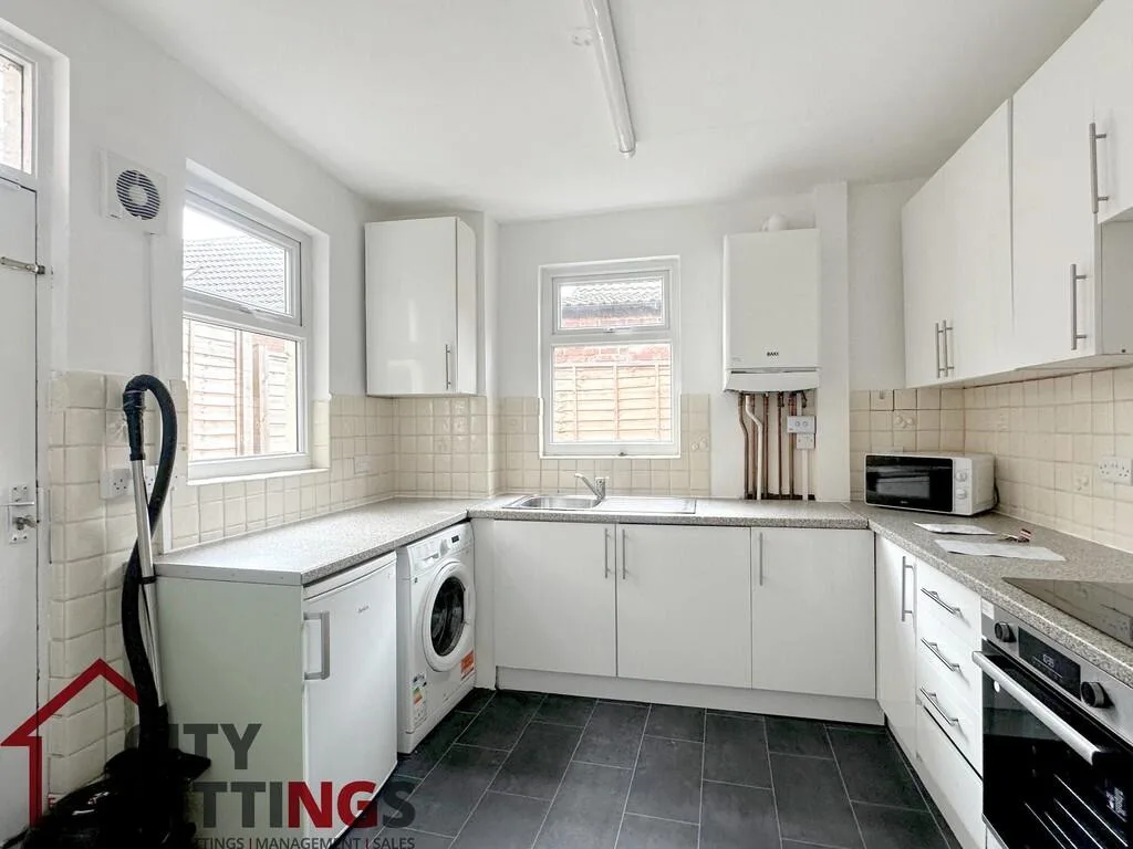 5 bedroom semi-detached house for rent