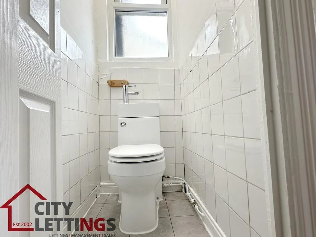 5 bedroom semi-detached house for rent