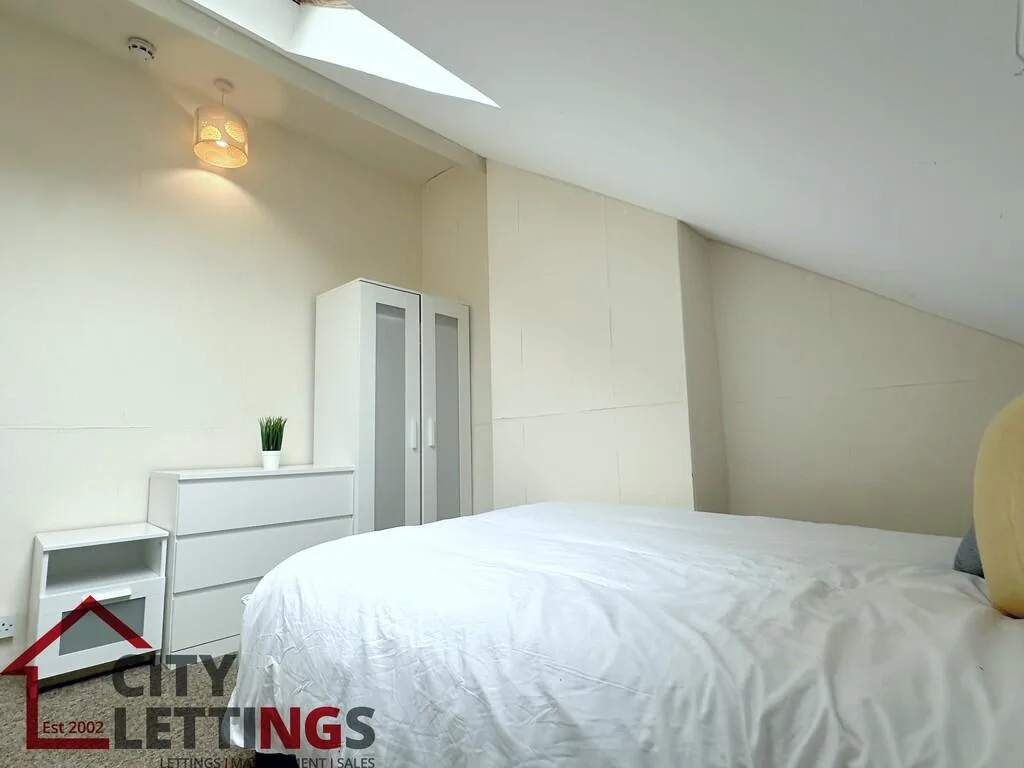 5 bedroom semi-detached house for rent