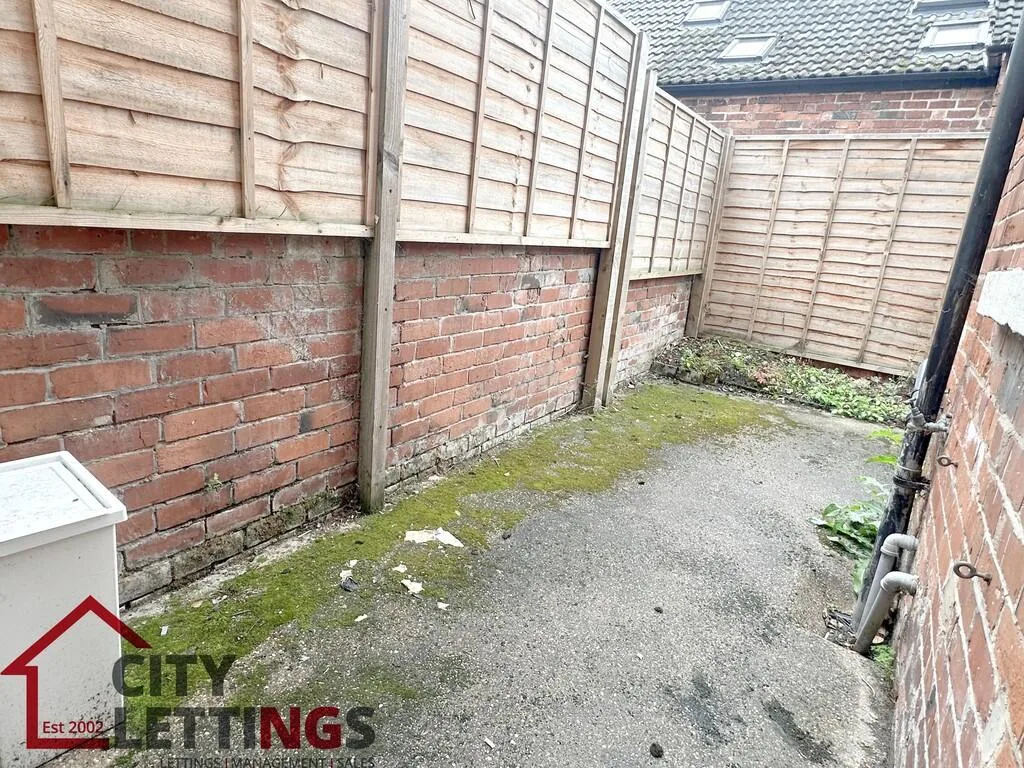 5 bedroom semi-detached house for rent