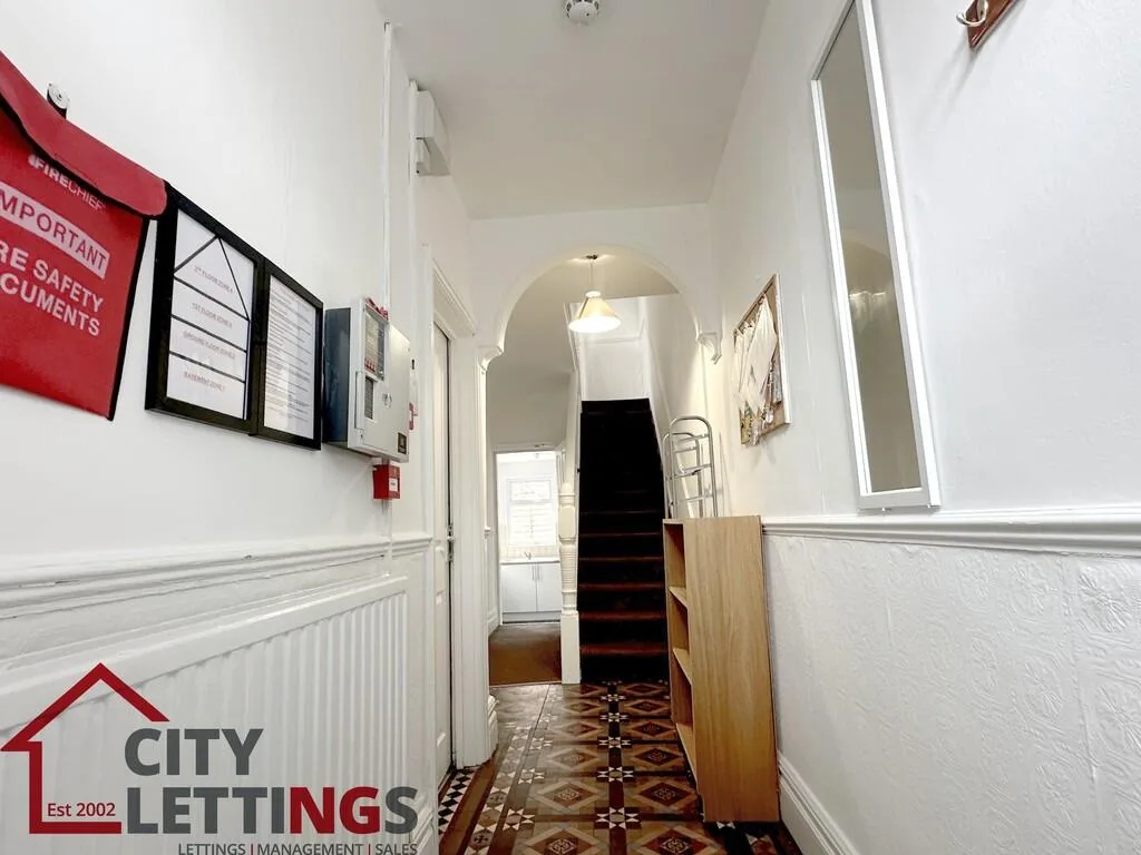 5 bedroom semi-detached house for rent