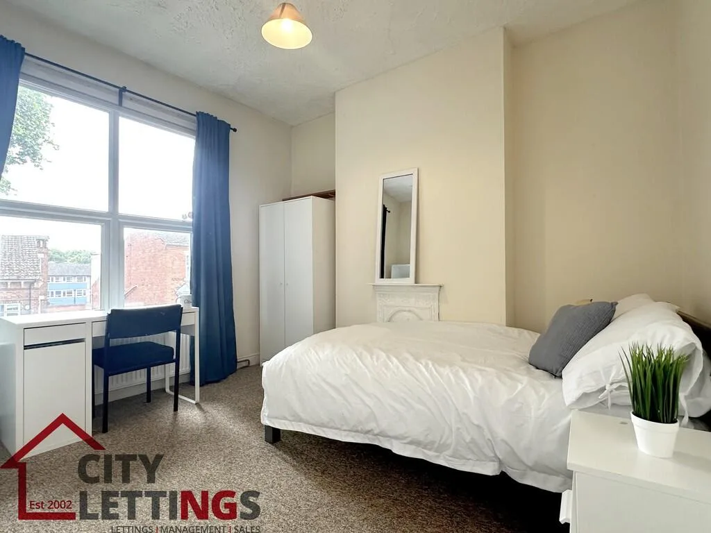 5 bedroom semi-detached house for rent