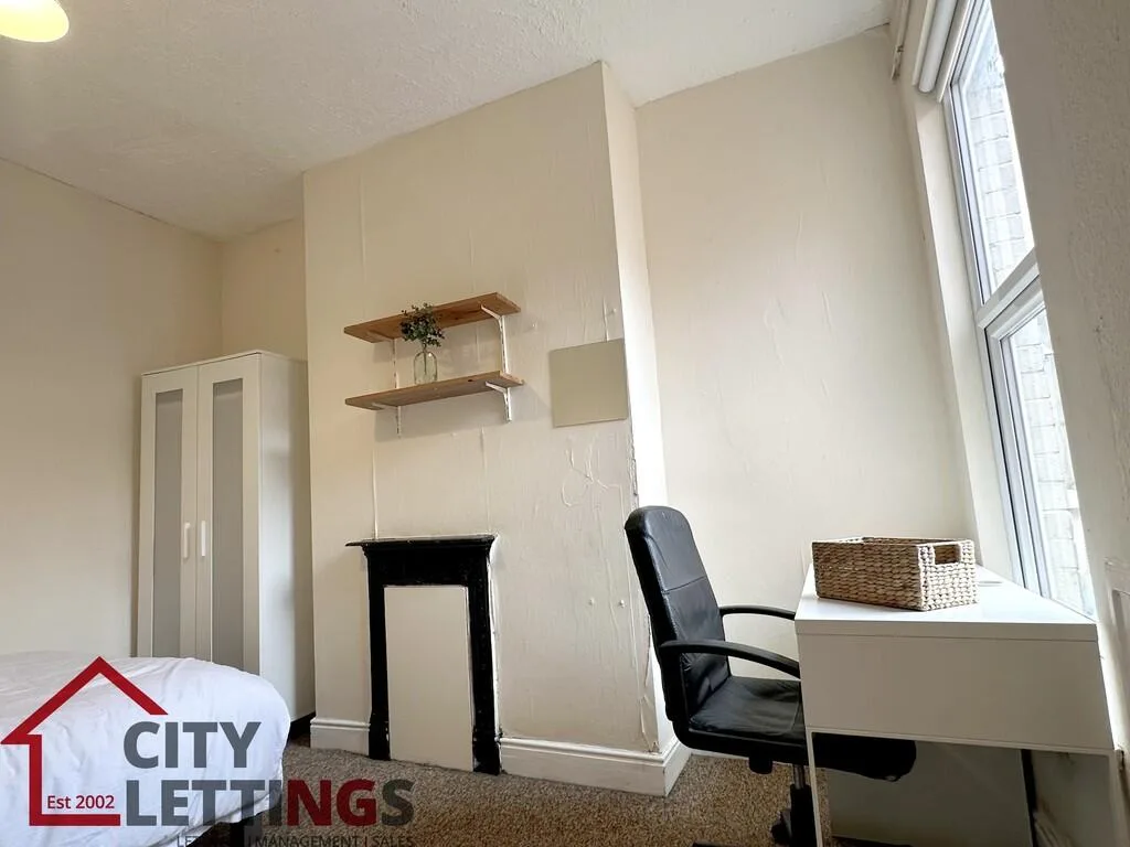 5 bedroom semi-detached house for rent