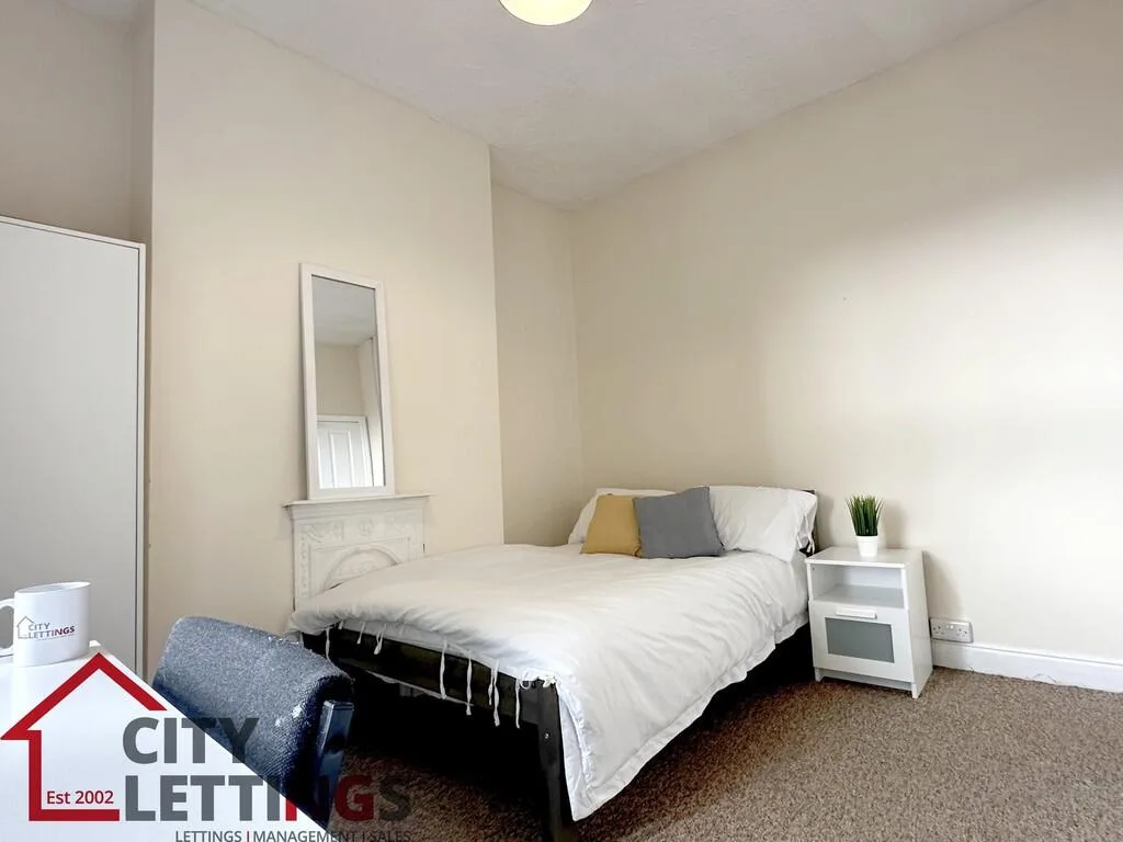 5 bedroom semi-detached house for rent