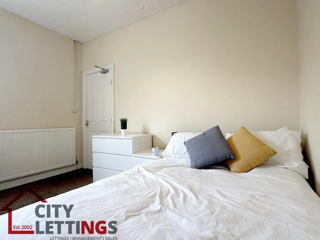 5 bedroom semi-detached house for rent