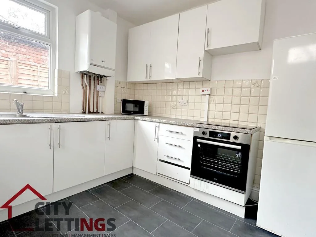 5 bedroom semi-detached house for rent