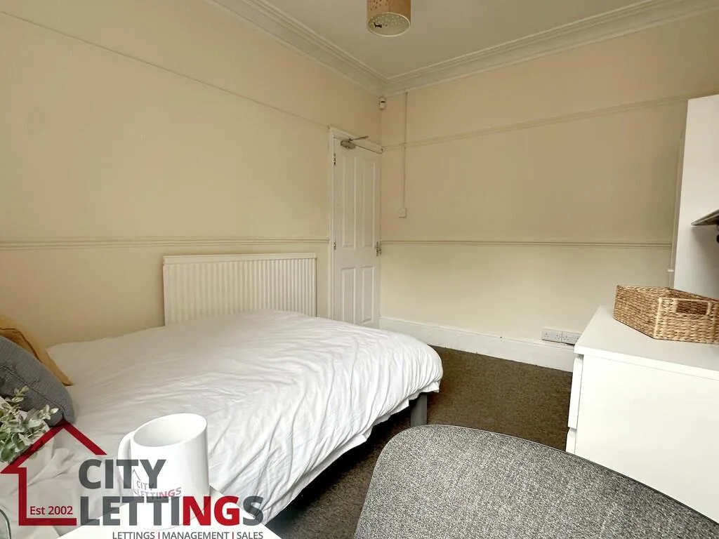 5 bedroom semi-detached house for rent