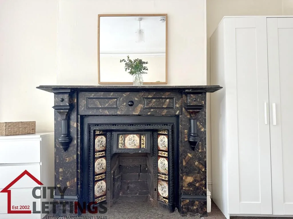 5 bedroom semi-detached house for rent