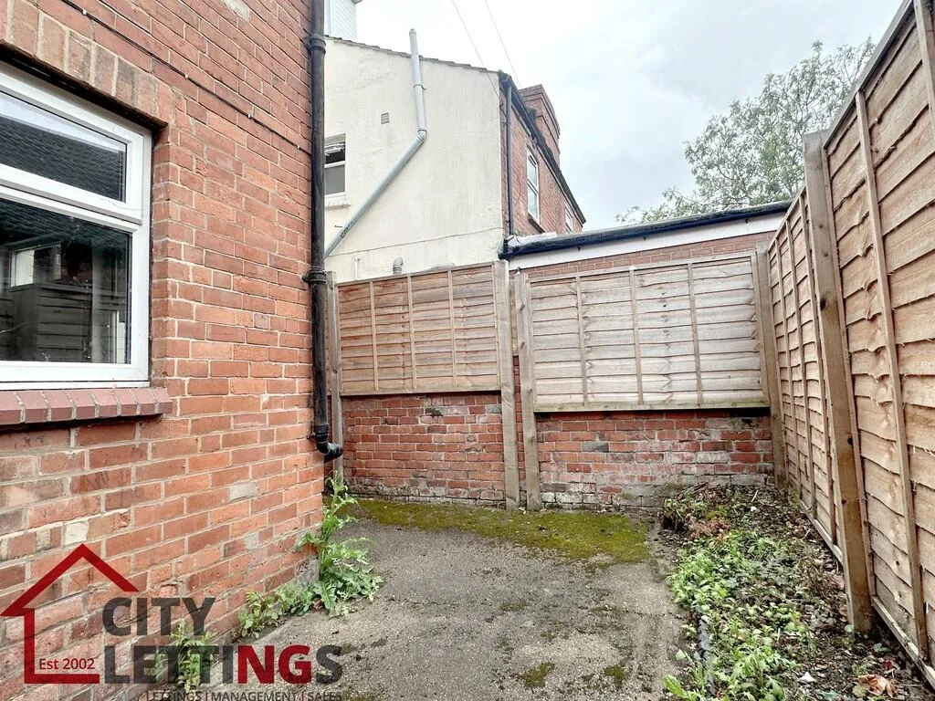 5 bedroom semi-detached house for rent