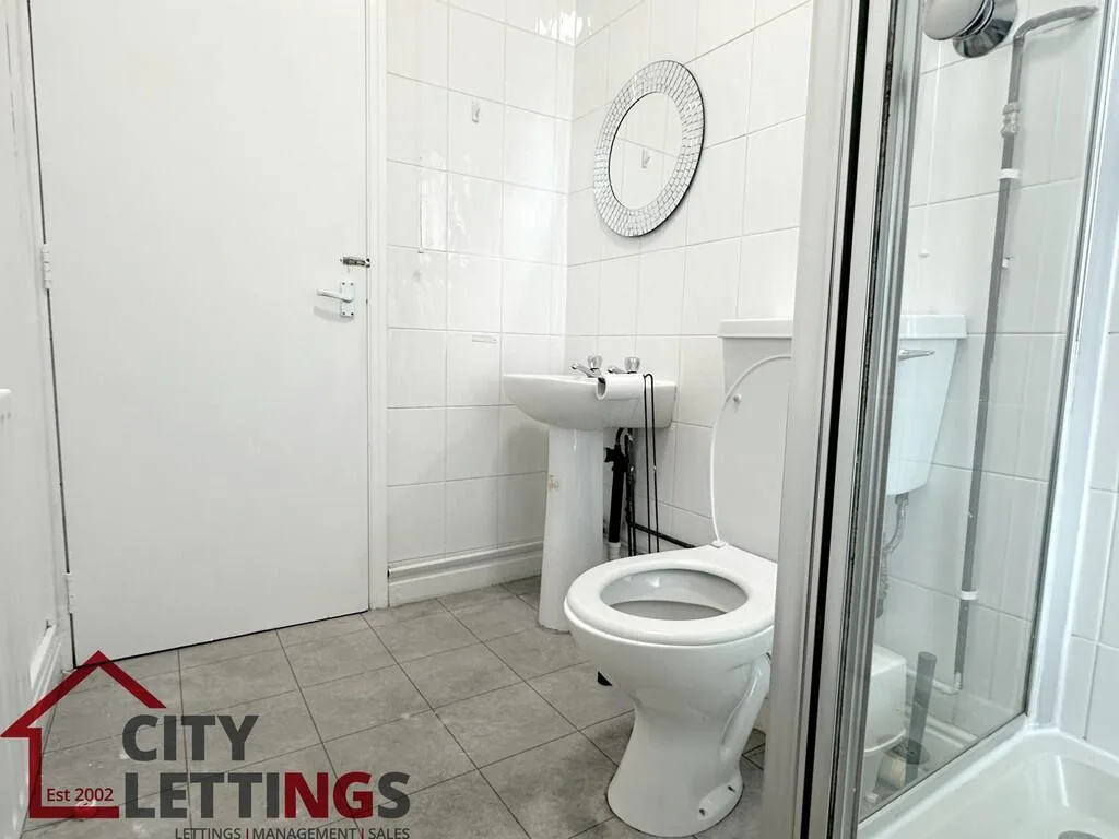 5 bedroom semi-detached house for rent