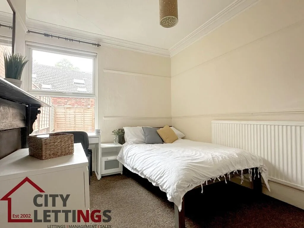5 bedroom semi-detached house for rent