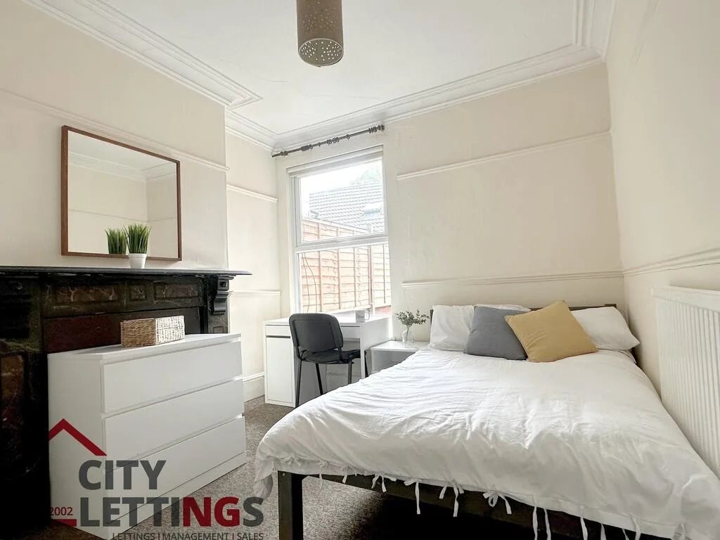 5 bedroom semi-detached house for rent
