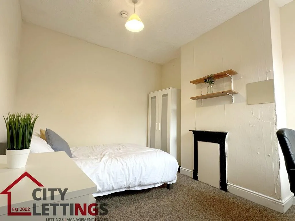 5 bedroom semi-detached house for rent