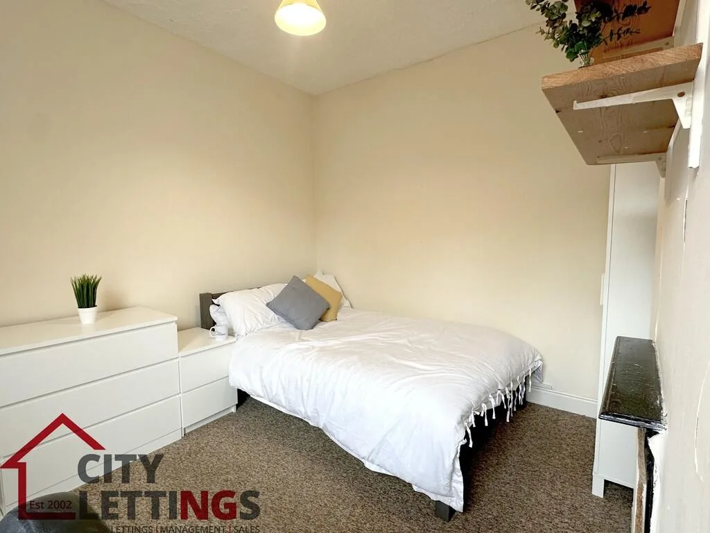 5 bedroom semi-detached house for rent