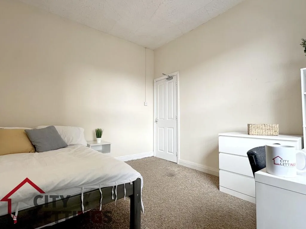 5 bedroom semi-detached house for rent