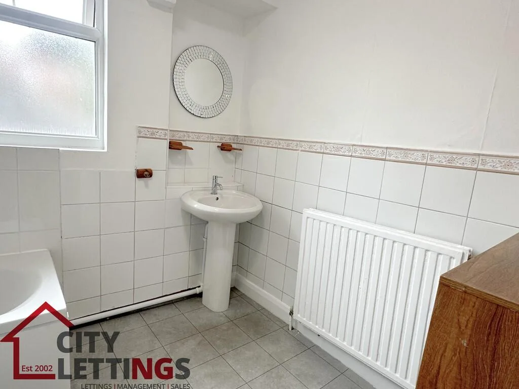 5 bedroom semi-detached house for rent