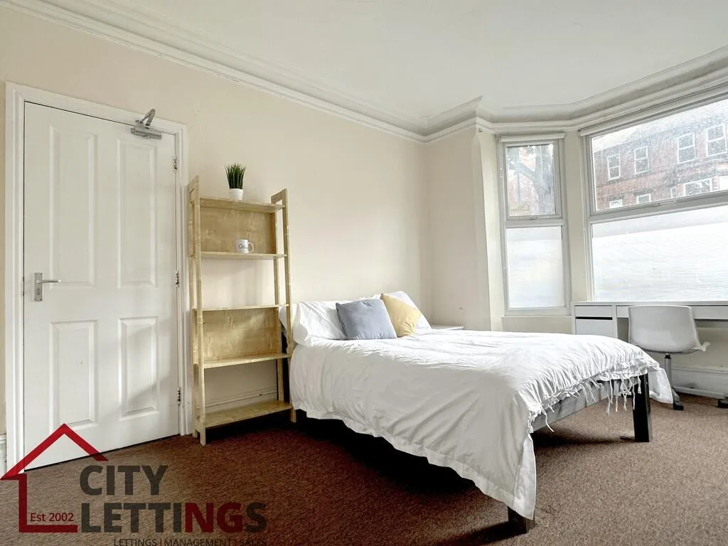 5 bedroom semi-detached house for rent
