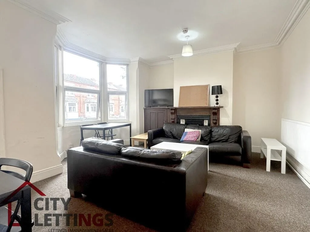 5 bedroom semi-detached house for rent