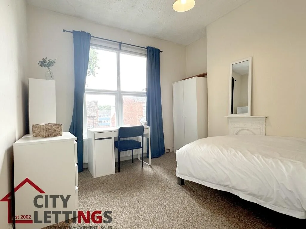 5 bedroom semi-detached house for rent