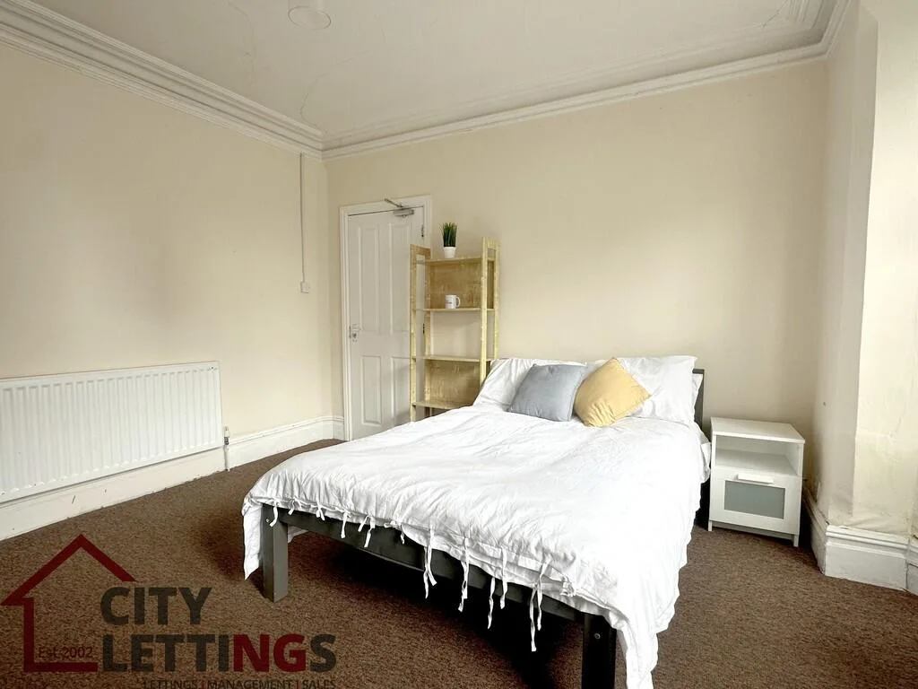 5 bedroom semi-detached house for rent