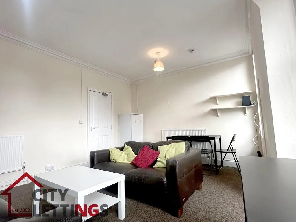 5 bedroom semi-detached house for rent
