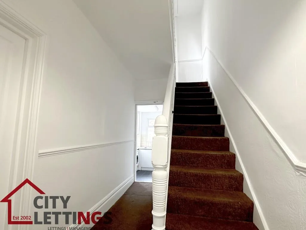 5 bedroom semi-detached house for rent