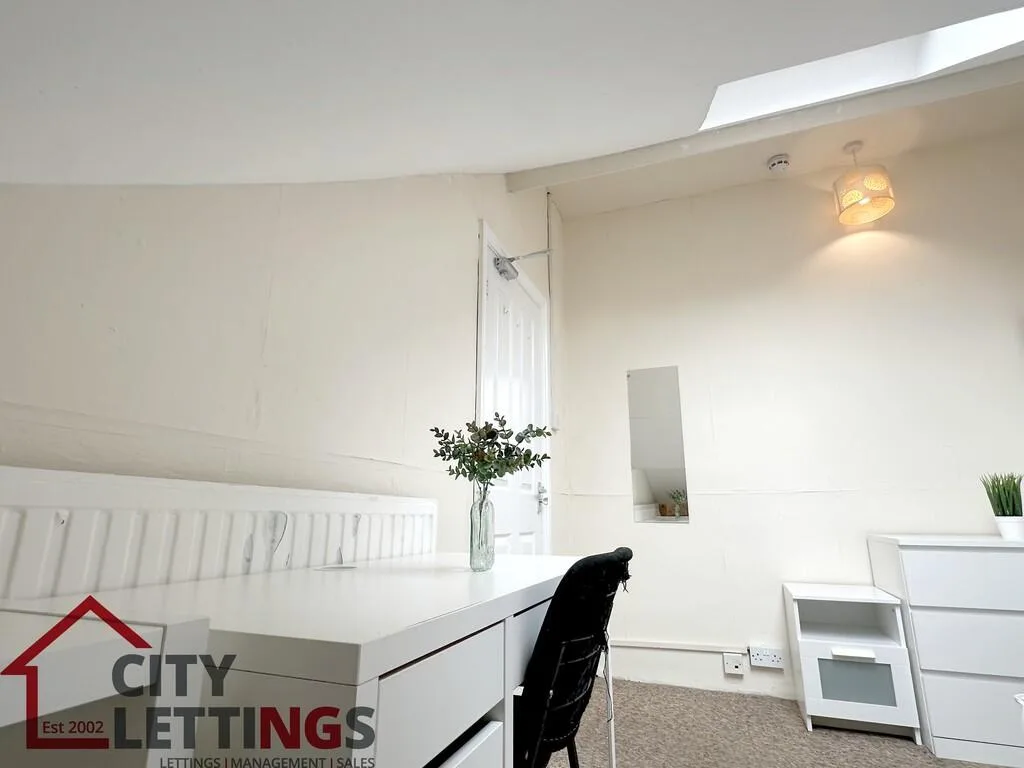 5 bedroom semi-detached house for rent