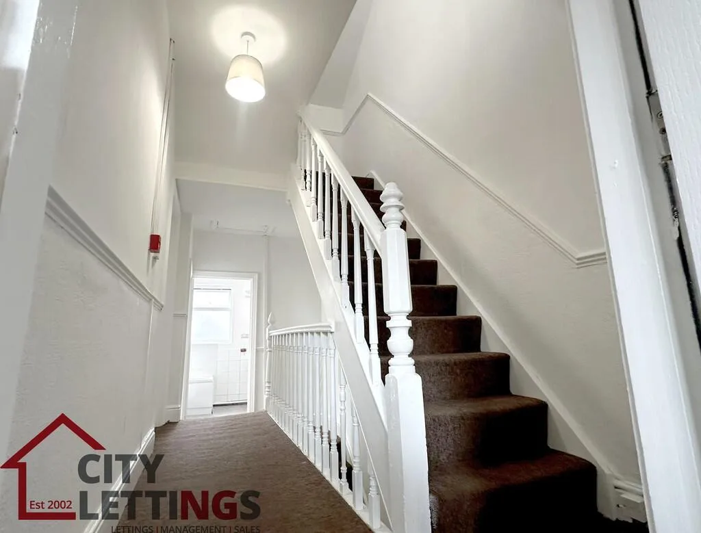 5 bedroom semi-detached house for rent