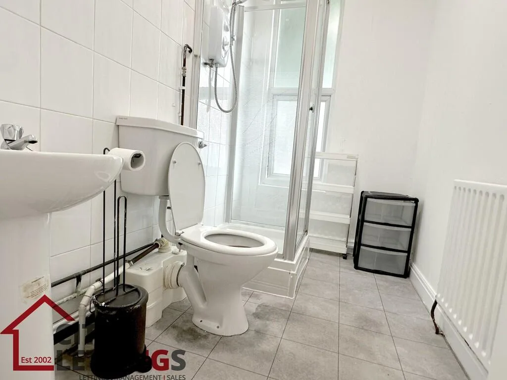 5 bedroom semi-detached house for rent