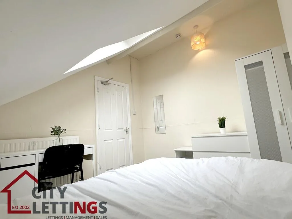 5 bedroom semi-detached house for rent