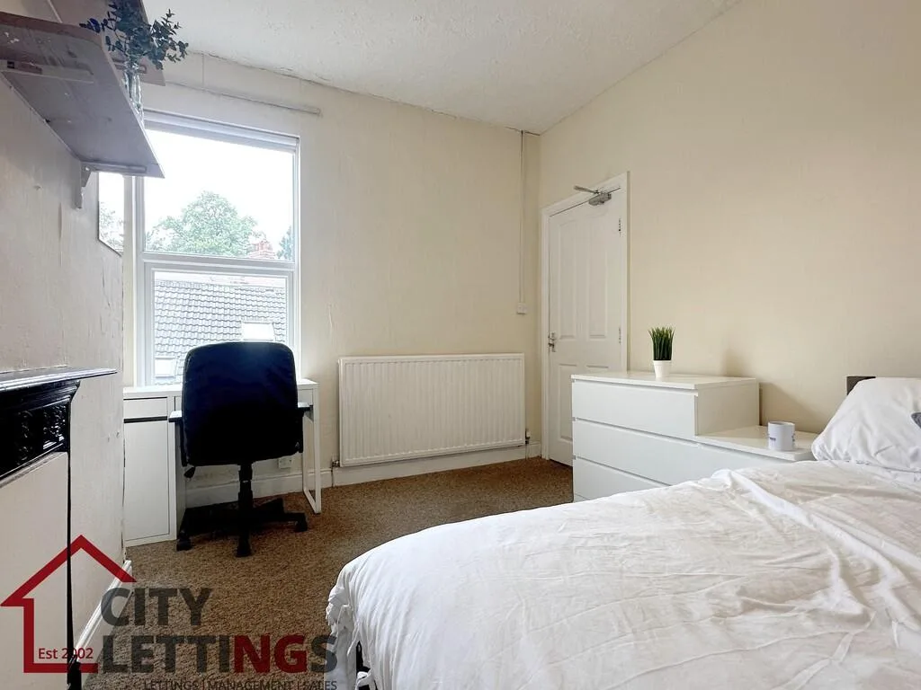 5 bedroom semi-detached house for rent
