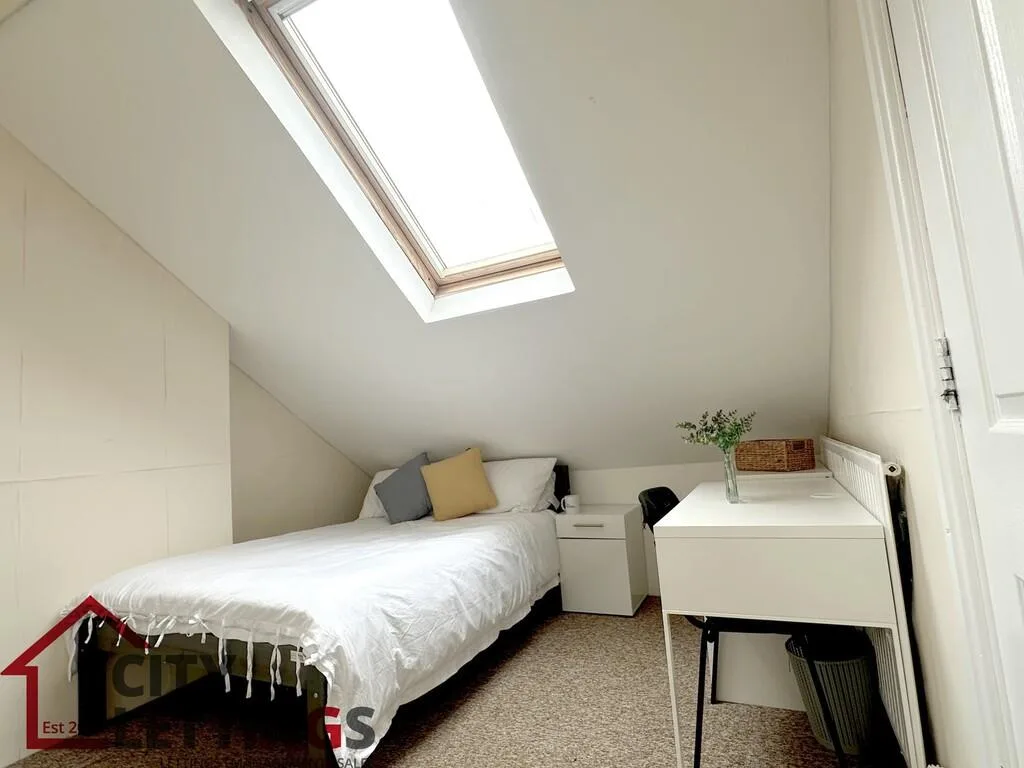 5 bedroom semi-detached house for rent