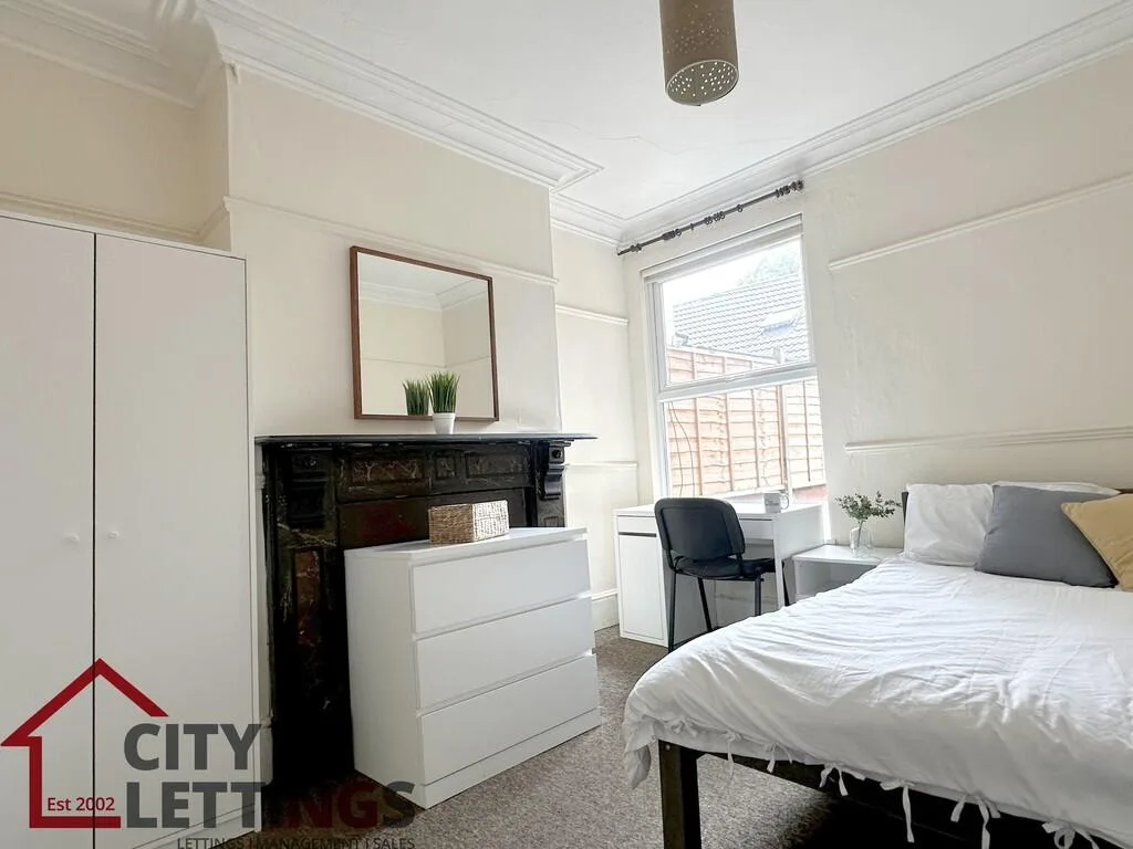 5 bedroom semi-detached house for rent