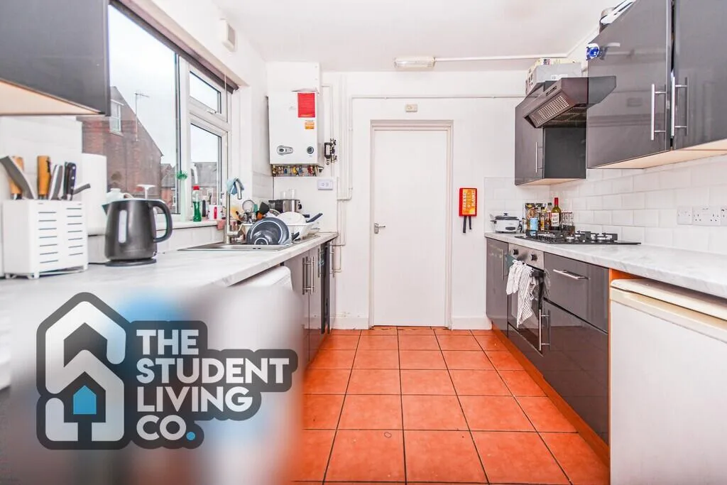 5 bedroom end of terrace house for rent