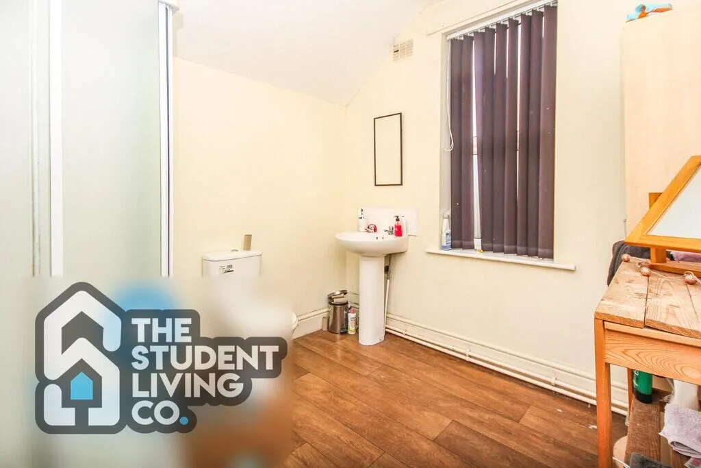 5 bedroom end of terrace house for rent