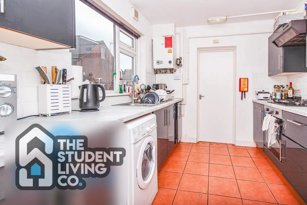 5 bedroom end of terrace house for rent