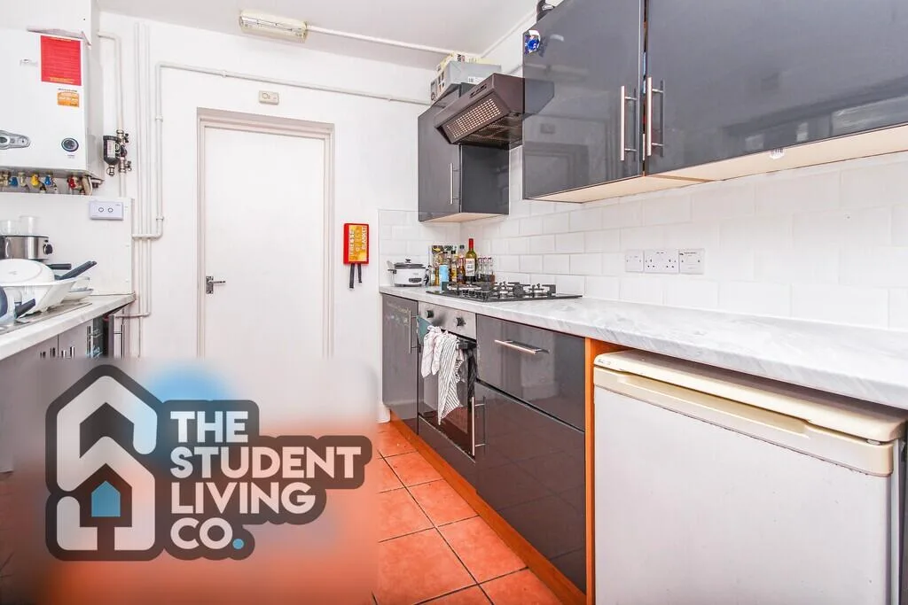 5 bedroom end of terrace house for rent