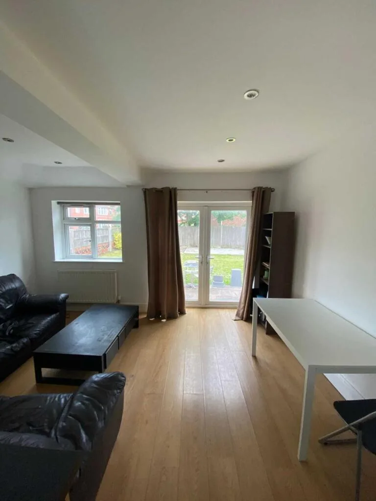 5 bedroom semi-detached house for rent
