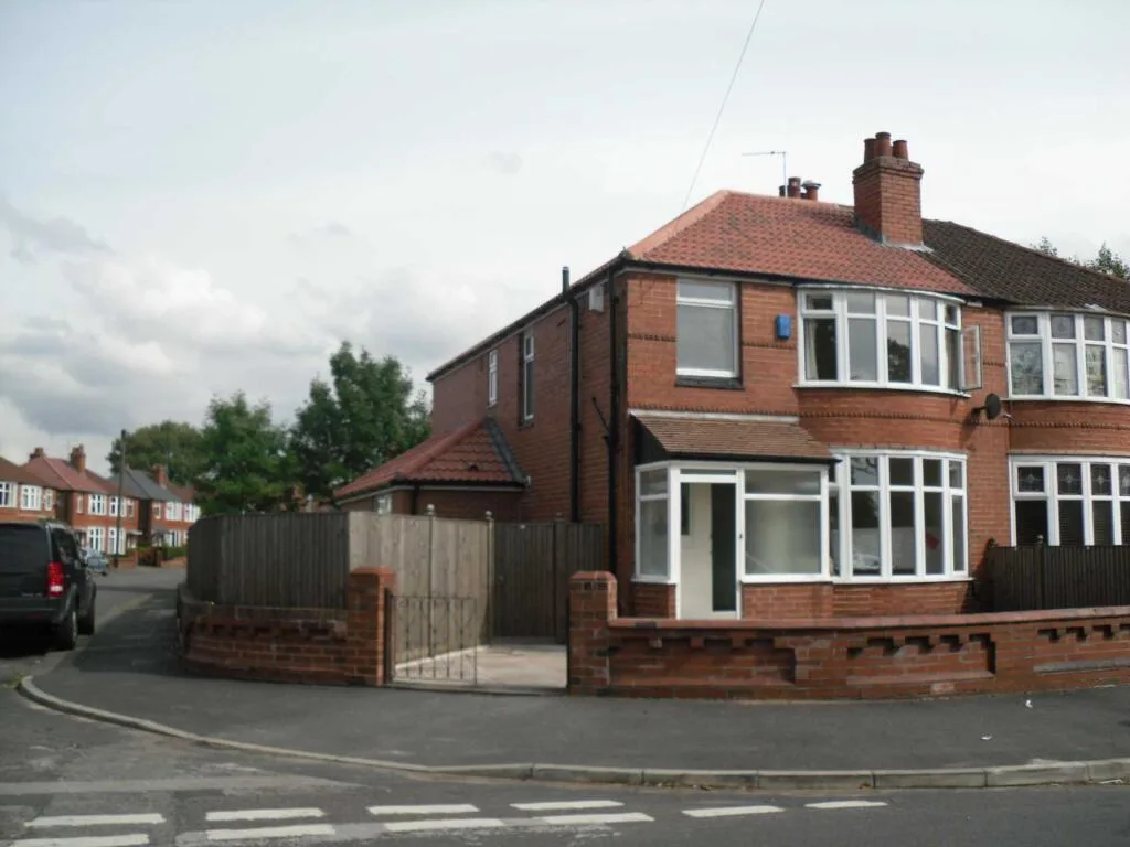 5 bedroom semi-detached house for rent