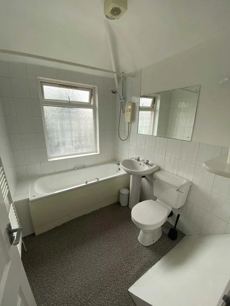 5 bedroom semi-detached house for rent