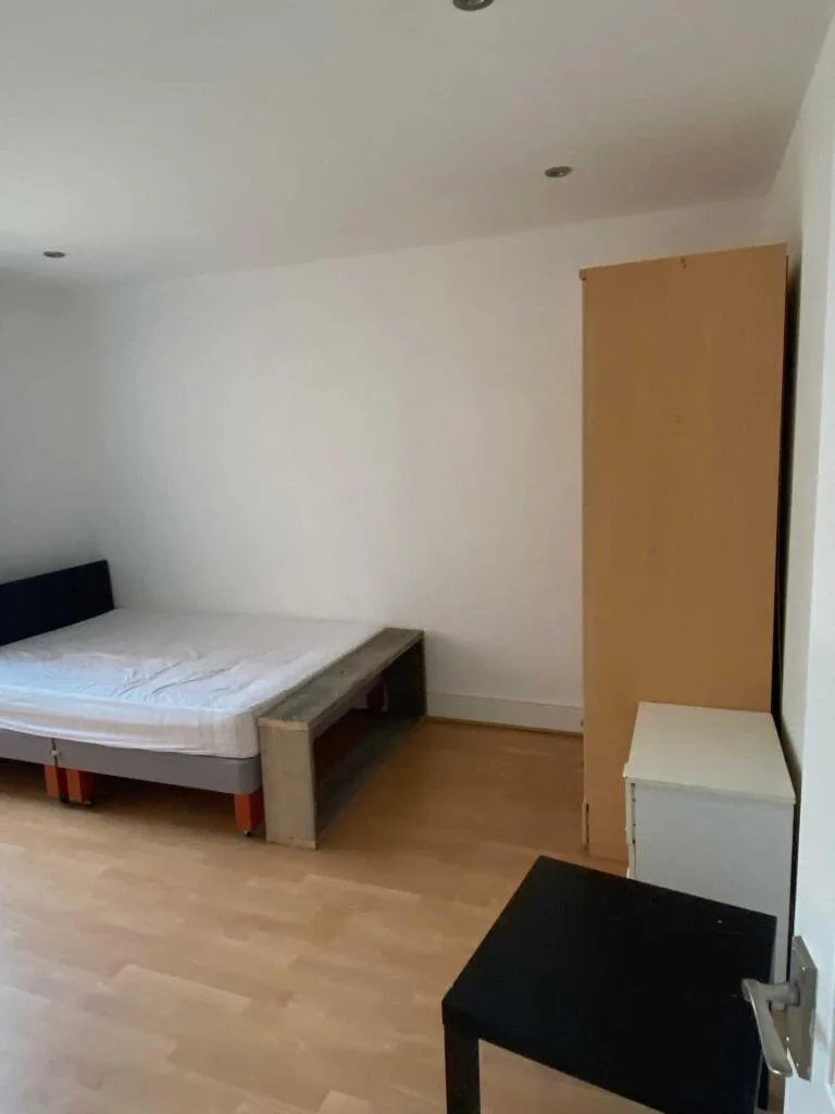5 bedroom semi-detached house for rent