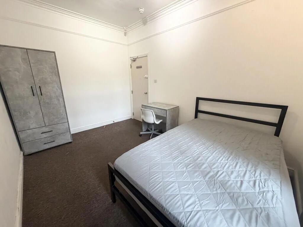 9 bedroom semi-detached house for rent