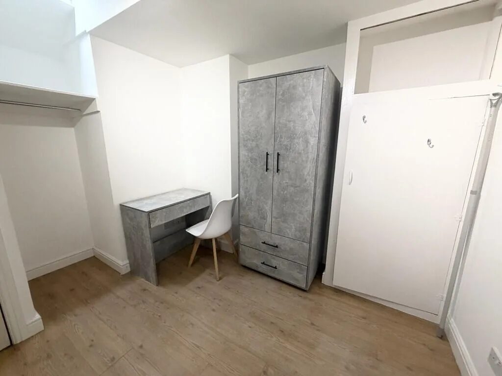 9 bedroom semi-detached house for rent